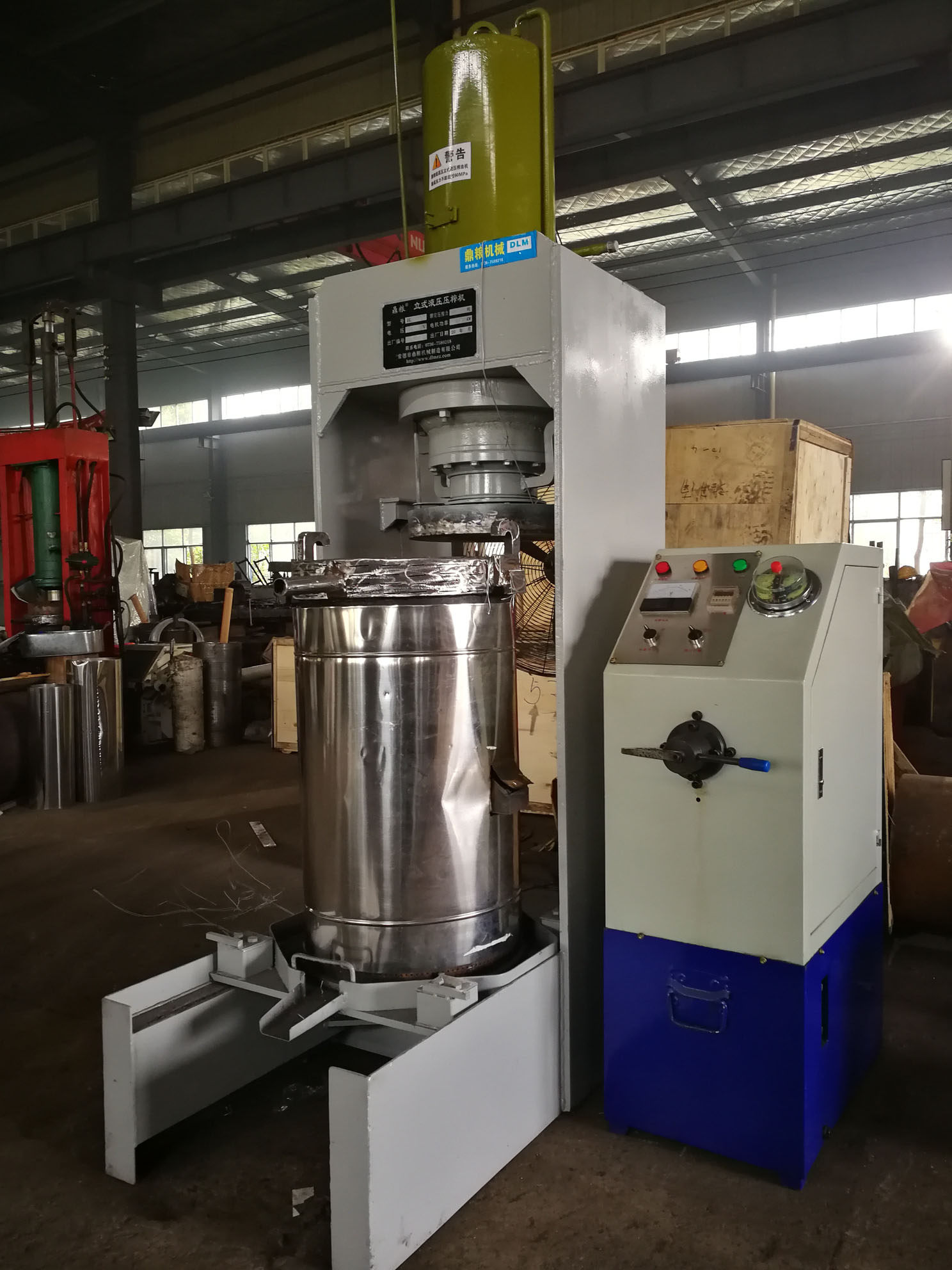 不銹鋼超高壓立式液壓壓榨機(jī)，果汁壓榨機(jī)，果渣壓榨機(jī)，藥材壓榨，油渣處理，白土壓榨